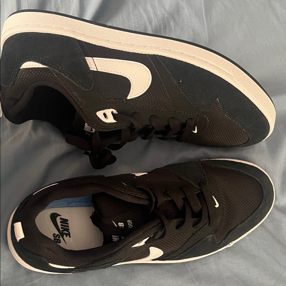 Nike Men's Black and White Casual Sneakers